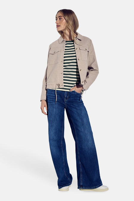 Groen-wit gestreept T-shirt met korte mouwen van Street One, gedragen met een beige jasje en een wijde jeans.