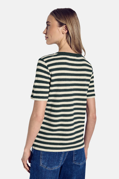 Groen en gebroken wit gestreept T-shirt van Street One, gedragen met een blauwe jeans.