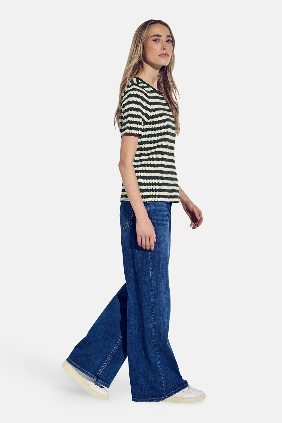 Groen-wit gestreept T-shirt van STREET ONE, gedragen met een wijde blauwe jeans en witte sneakers.