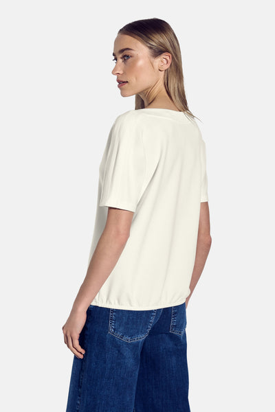 Top met korte mouwen wit van STREET ONE, gedragen met een blauwe spijkerbroek, achterzicht.