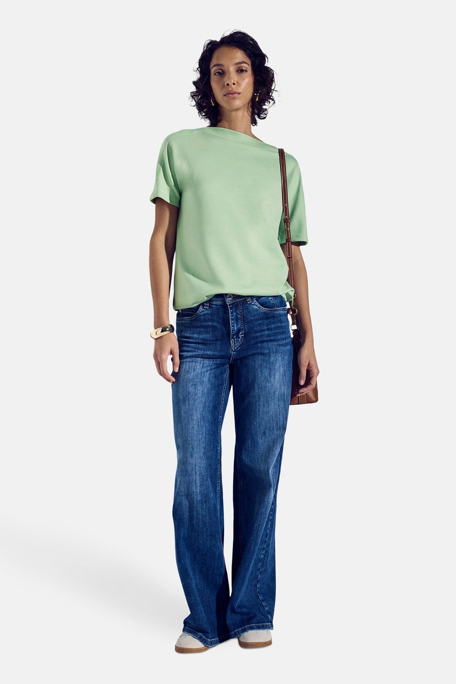 Top met korte mouwen groen van Street One met een gouden armband en een bruine tas.