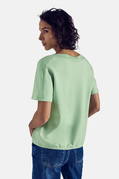 Top met korte mouwen groen van STREET ONE, gedragen met een spijkerbroek, achterzicht.