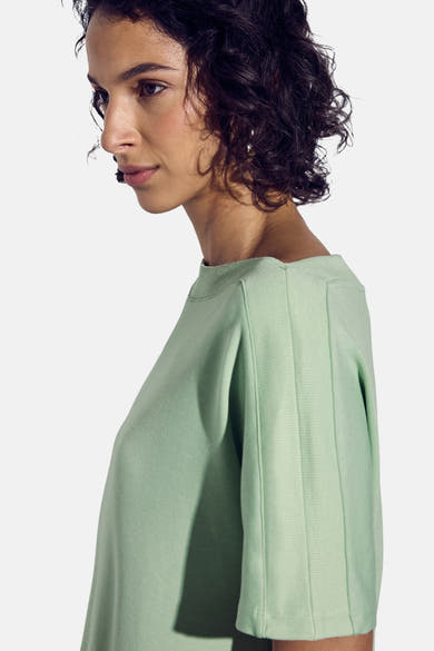 Top met korte mouwen in het groen van STREET ONE, gedragen door een model, op een witte achtergrond.