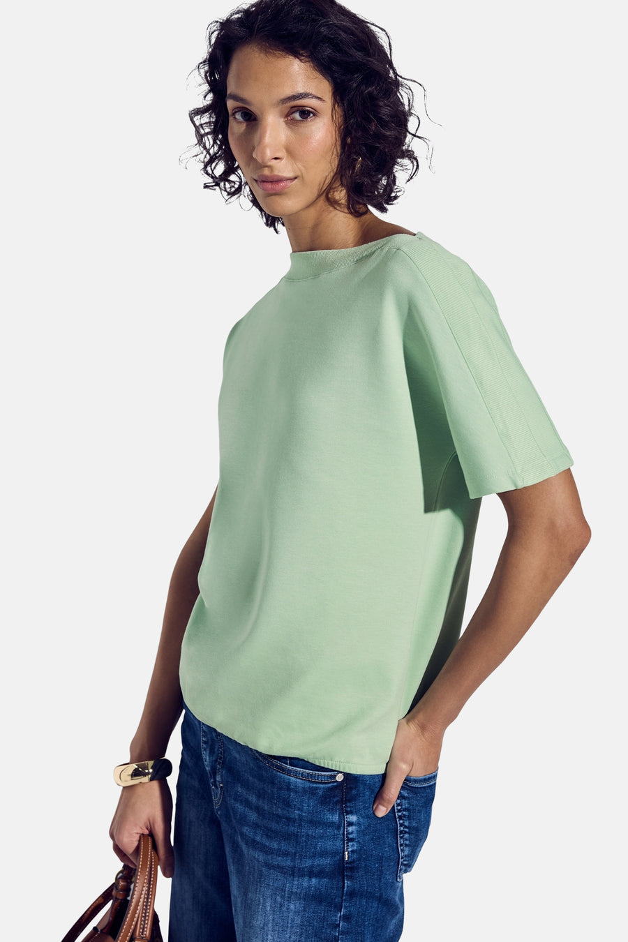 Top met korte mouwen groen van STREET ONE, gedragen met een spijkerbroek en een gouden armband.
