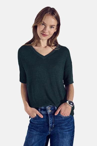 Groen T-shirt van tricot, van STREET ONE, met V-hals en korte mouwen, gedragen met een high-waisted jeans.