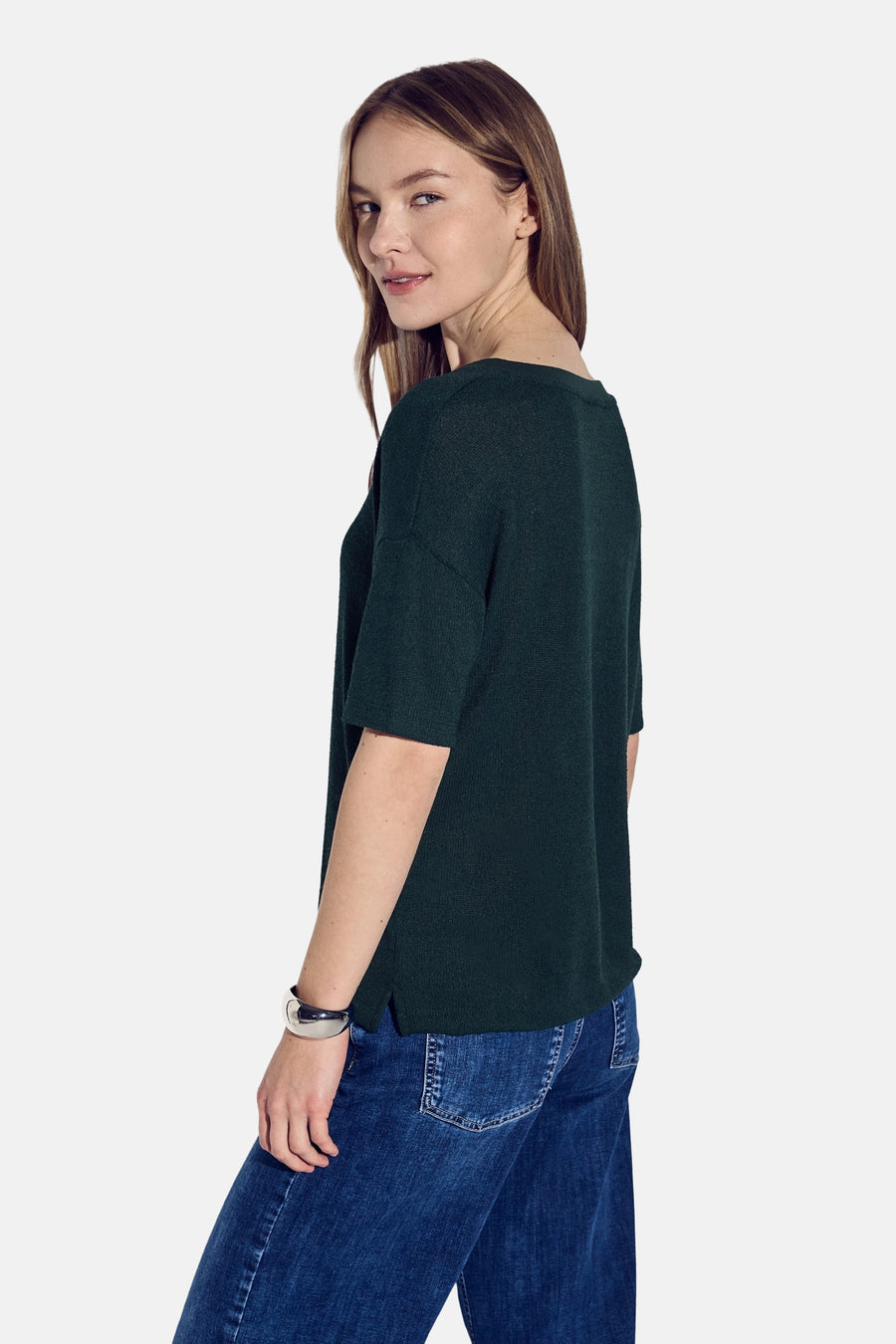 Groen T-shirt van STREET ONE, korte mouwen, gedragen met een blauwe jeans en een zilveren armband.