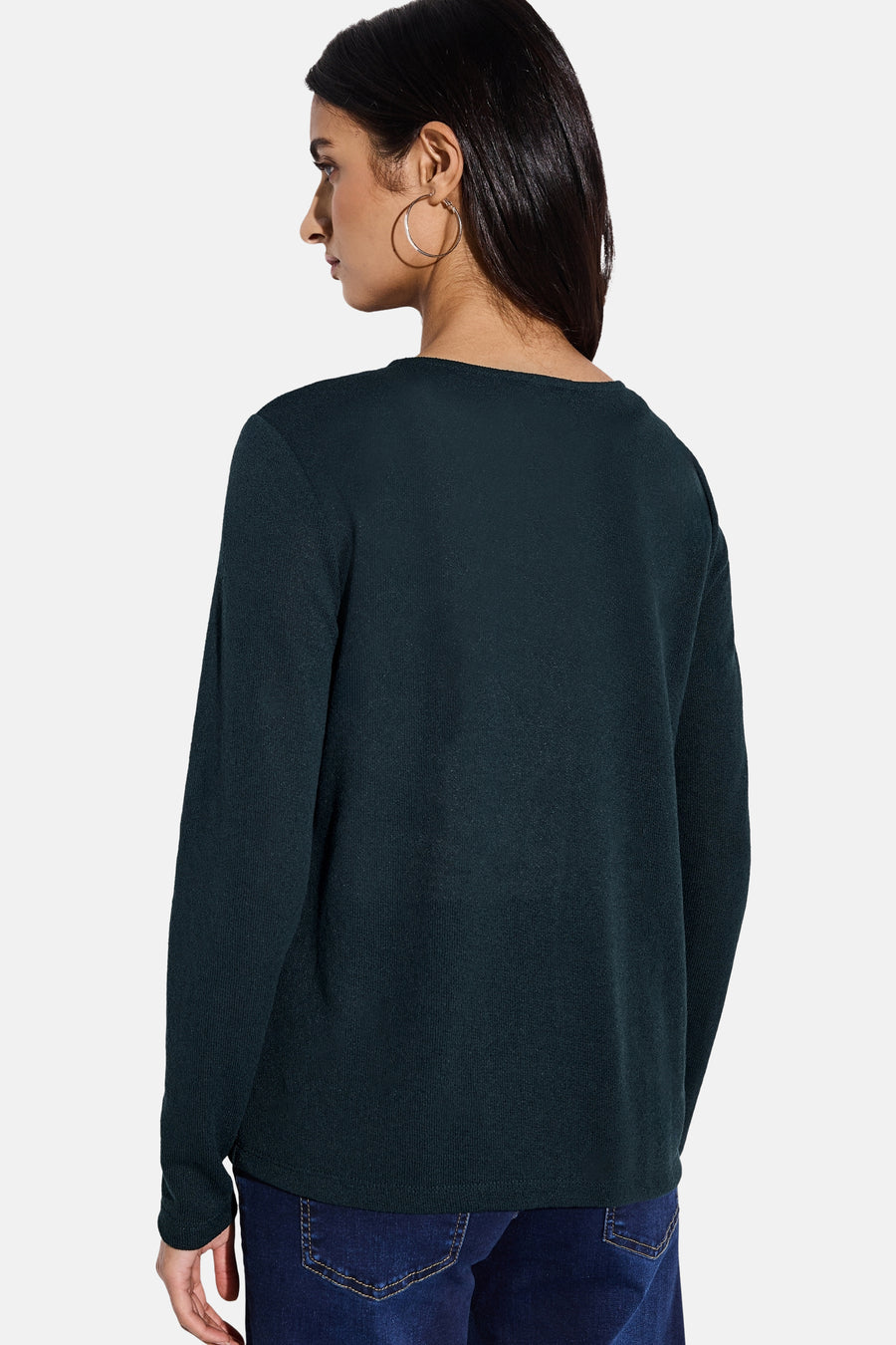 Gilet vert de Street One, coupe droite, manches longues, porté avec des boucles d'oreilles.