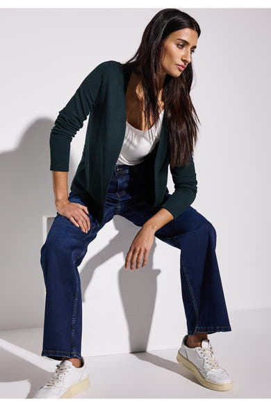 Gilet vert de STREET ONE, porté avec un débardeur blanc et un jean bleu ample.