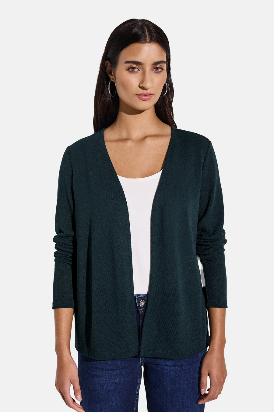 Gilet vert émeraude par STREET ONE, porté ouvert sur un débardeur blanc et un jean bleu.
