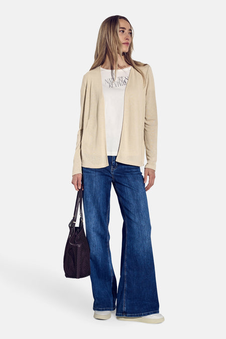 Gilet beige de STREET ONE, porté sur un t-shirt blanc imprimé, avec un jean évasé et un sac à main.
