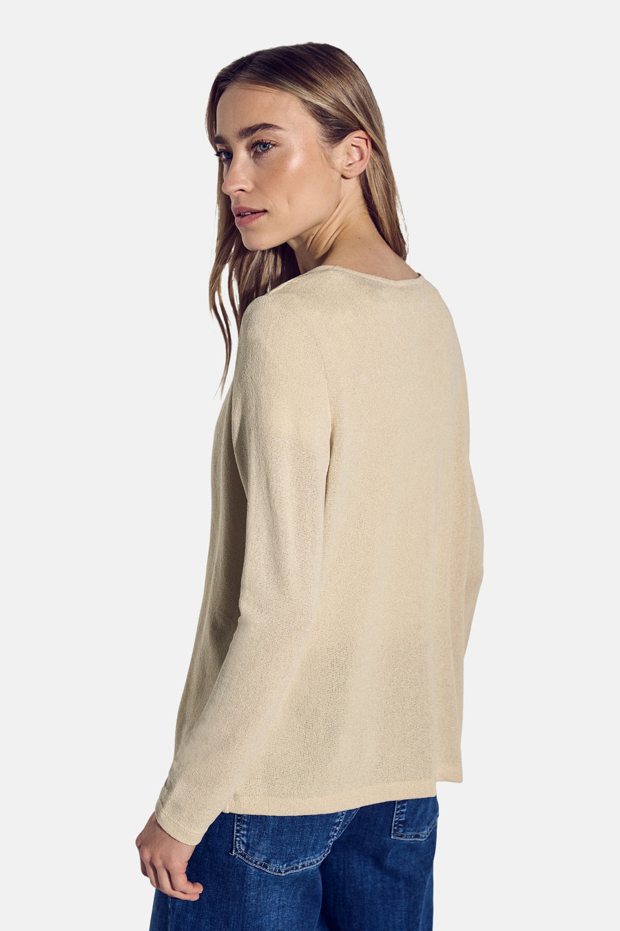Beige gilet van Street One, relaxte pasvorm, gedragen met een blauwe jeans.