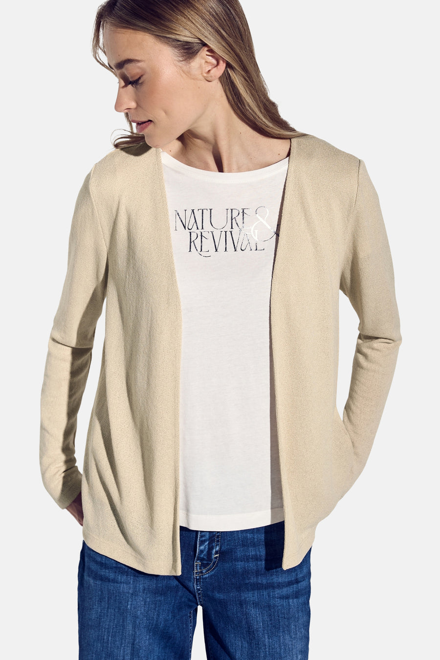Beige gilet van Street One, gedragen over een T-shirt met print en een blauwe jeans.
