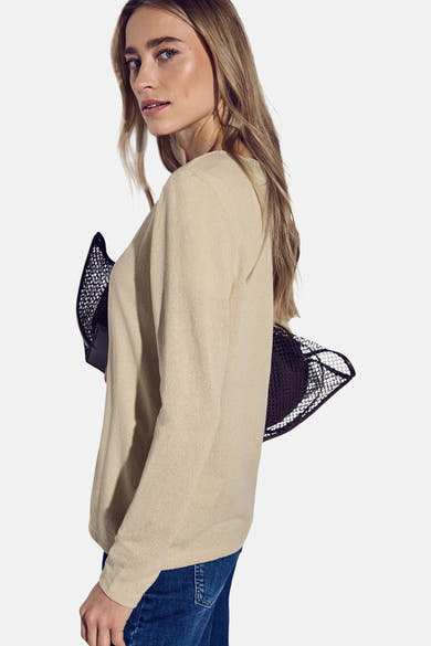 Beige gilet van STREET ONE, gedragen met een blauwe jeans en een zwarte nettas.