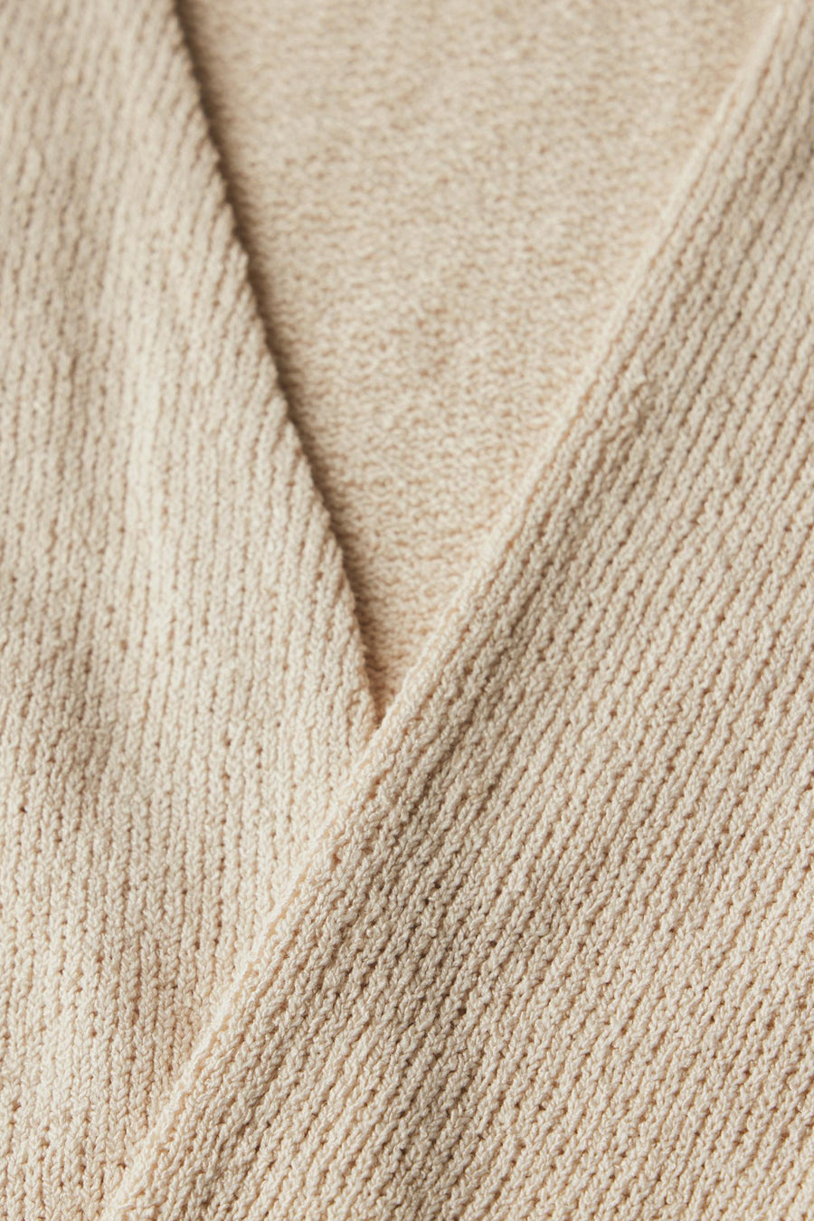 Beige gilet van STREET ONE in getextureerd breisel met gekruiste halslijn.