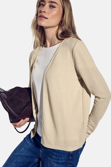 Beige gilet van Street One gedragen over een wit T-shirt en een blauwe jeans, met een bruine nettas.