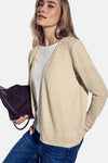 Beige gilet van Street One gedragen over een wit T-shirt en een blauwe jeans, met een bruine nettas.