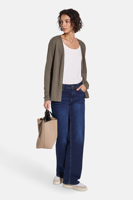 Gilet brun par Street One, porté sur un t-shirt blanc et un jean foncé avec un sac beige.
