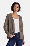 Bruin gilet van STREET ONE, gedragen over een witte tanktop en een donkerblauwe jeans.