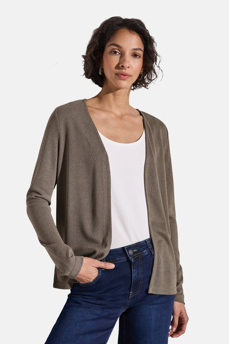 Gilet brun par STREET ONE, porté sur un débardeur blanc et un jean bleu foncé.
