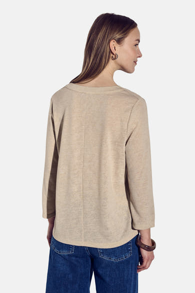 Top met lange mouwen beige van Street One, gedragen met een blauwe jeans en een bruine armband.