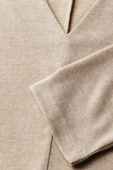 Top uni à manches longues beige de STREET ONE, gros plan sur le tissu texturé et la couture.