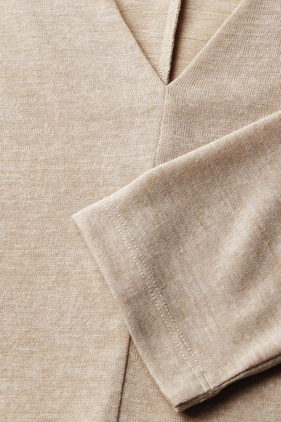 Top uni à manches longues beige de STREET ONE, gros plan sur le tissu texturé et la couture.