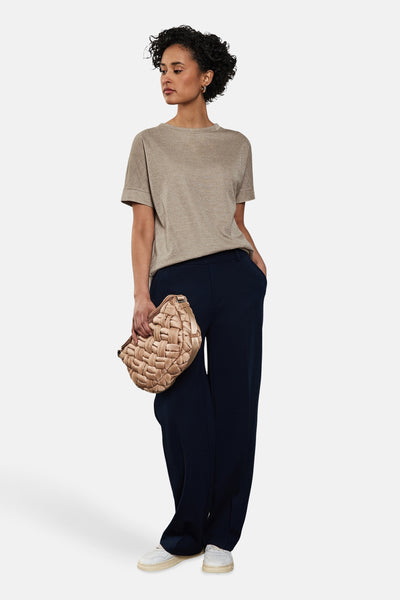Top eenkorten beige Street One van, One ged met met blauw pantalon en een gecrochte tas.