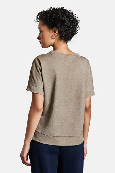 Top uni manches courtes beige van STREET ONE, achterzicht, gedragen met een blauwe broek en gouden oorhangers.