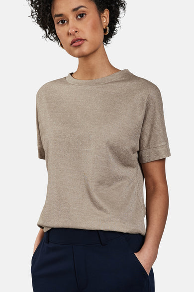 Top eenkorten beige-shirt van STREET ONE, gedragen met een eendekle blauwe broek.