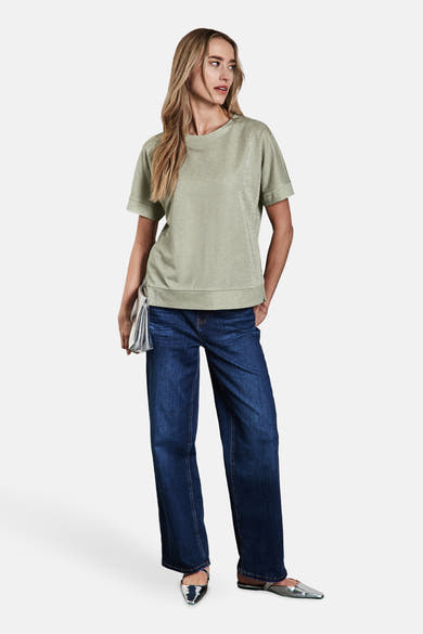 Top met korte mouwen groen van STREET ONE gedragen met een wijde jeans en metallic platte schoenen.