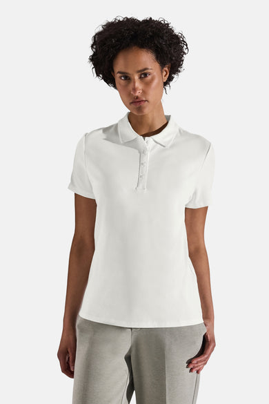Polo écru de STREET ONE, porté avec un pantalon en lin texturé.