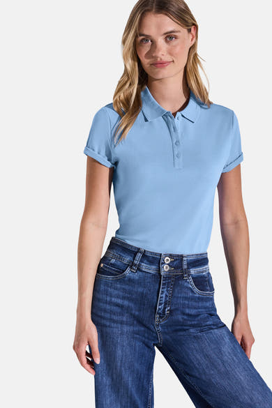 Polo bleu ciel de STREET ONE porté avec un jean taille haute.