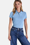 Polo bleu ciel de STREET ONE porté avec un jean taille haute.