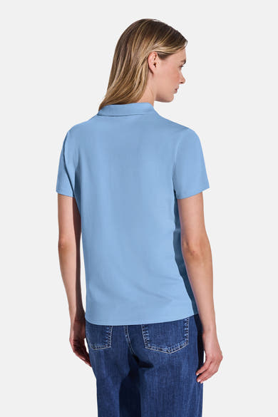 Polo bleu de STREET ONE, vu de dos, porté avec un jean classique.