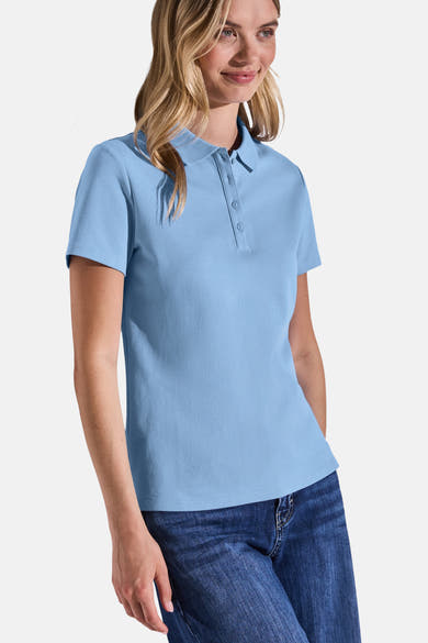 Polo bleu ciel de STREET ONE, porté avec un jean, coupe classique avec patte de boutonnage.
