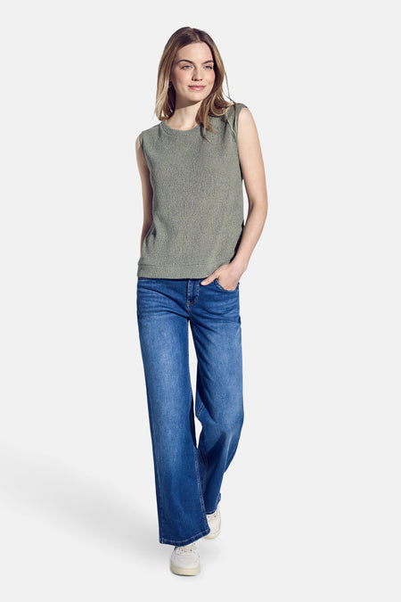 Groen mouwloos topje van STREET ONE, gedragen met een wijde blauwe jeans en witte schoenen.