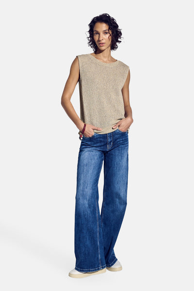 Top sans manches beige de Street One, porté avec un jean large et des baskets.