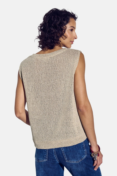 Beige mouwloze top van Street One, in een getextureerde breisel, gedragen met een blauwe jeans.