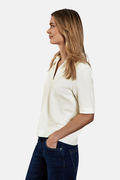 Ecru polo van Street One, gedragen met een donkerblauwe jeans, zijaanzicht.