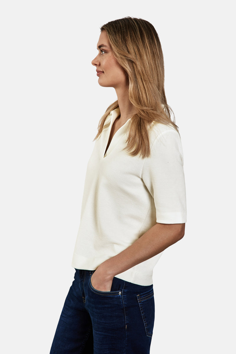 Ecru polo van Street One, gedragen met een donkerblauwe jeans, zijaanzicht.