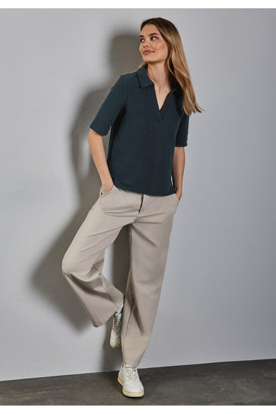 Polo groen van STREET ONE, gedragen met een beige broek en witte sportlaarzen.