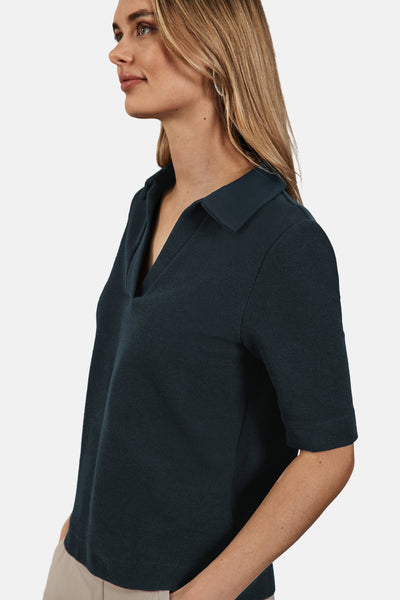 Polo groen van Street One, met een klassieke kragen en geverfde textuur, gedragen met een beige broek.