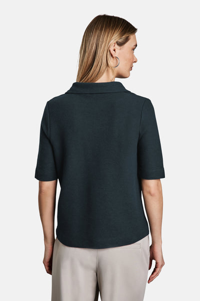 Polo vert par STREET ONE, avec col classique et manches courtes, porté avec un pantalon beige.
