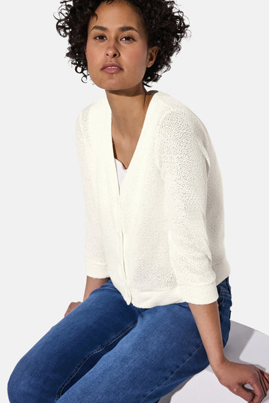Witte opengebreide cardigan van STREET ONE, gedragen over een hemdje, met een spijkerbroek en sneakers.