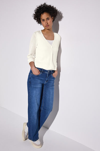 Cardigan blanc à mailles ajourées by STREET ONE, porté sur un débardeur, avec un jean et des baskets.
