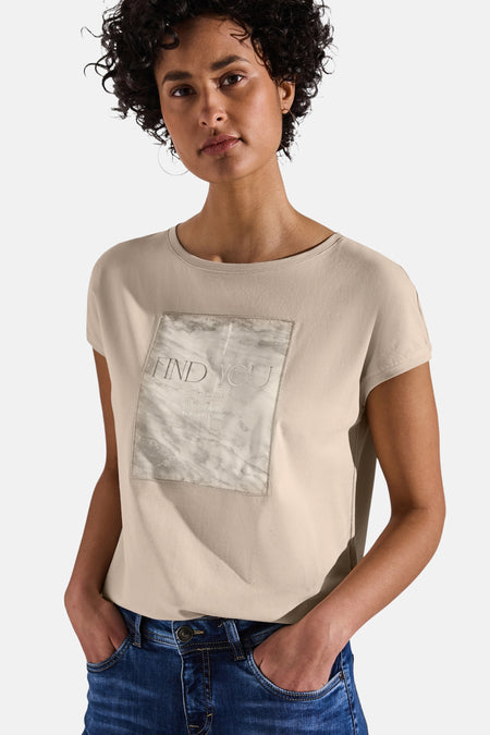 Beige T-shirt met korte mouwen van STREET ONE, met een decoratief patroon en gedragen met een spijkerbroek.