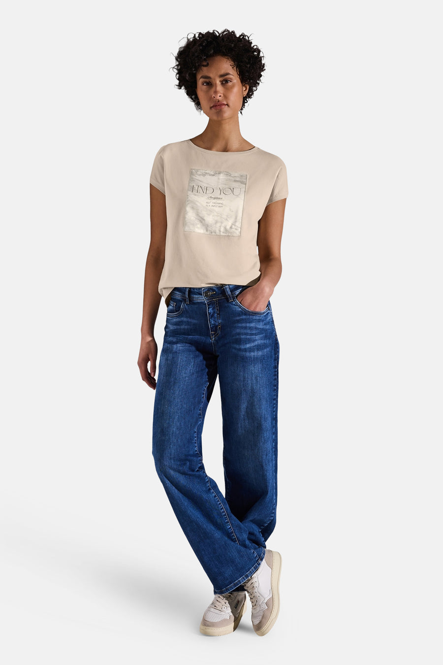 Beige T-shirt met korte mouwen van Street One met decoratieve print, gedragen met een wijde blauwe jeans.