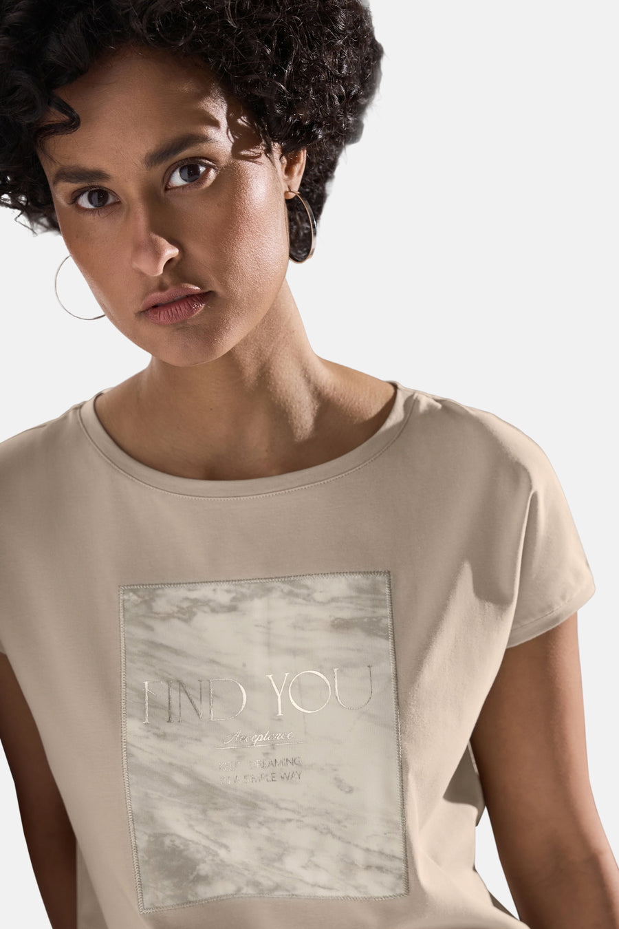 Beige T-shirt met korte mouwen van Street One met marmerlook vierkante print.