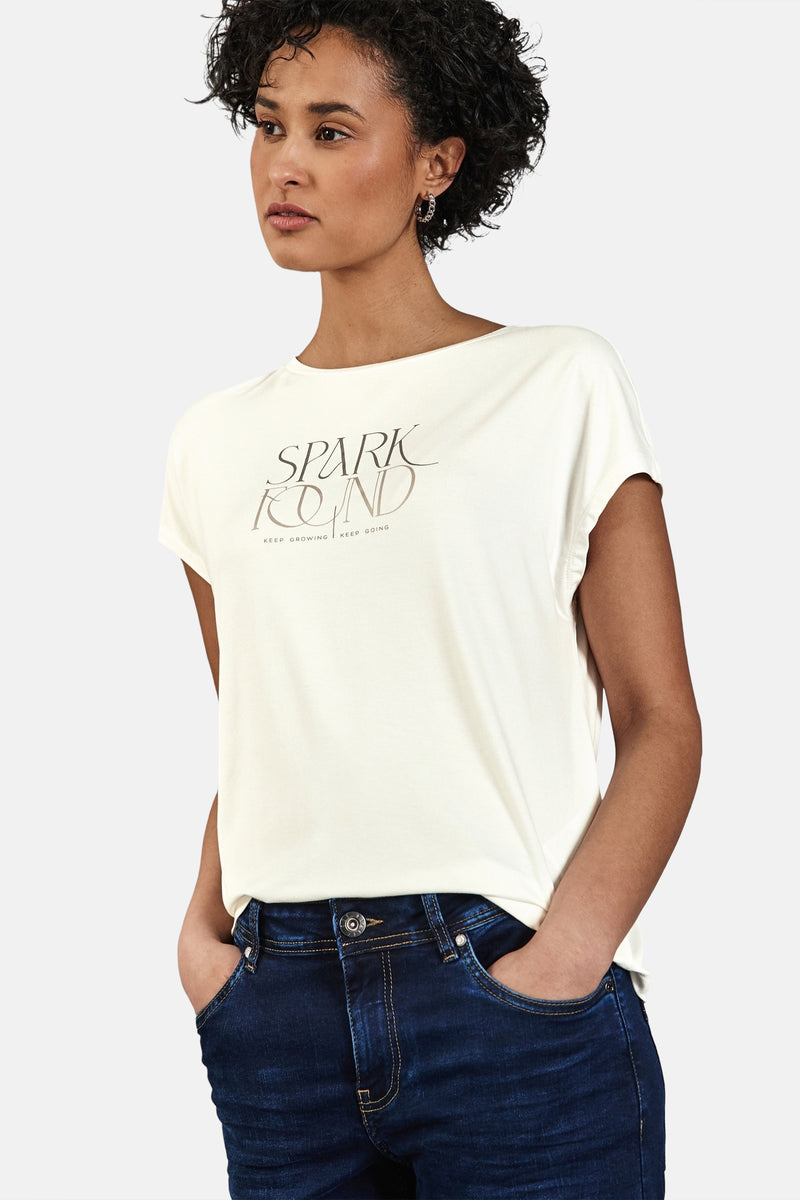 Top met korte mouwen wit van Street One gedragen met een camelkleurige jas en een donkerblauwe wijde jeans.
