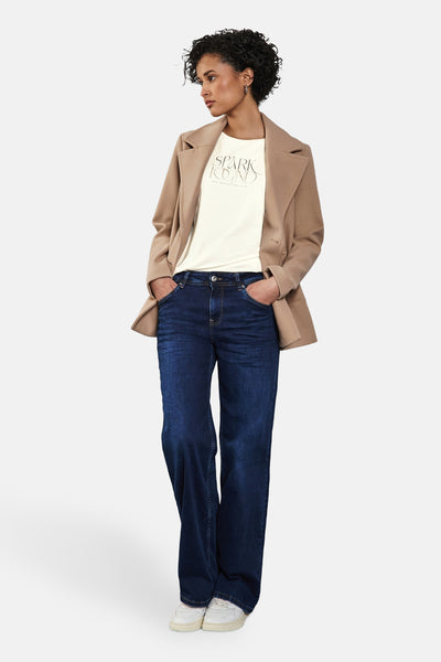 Top uni manches courtes blanc de Street One porté avec un manteau camel et un jean large bleu foncé.
